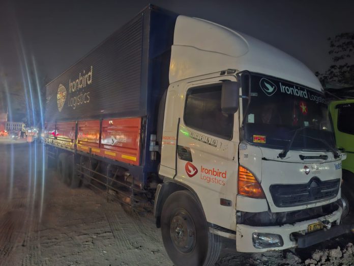 truk tronton wingbox yang melindas pengendara motor di Jalan Raya Bojonegara-Puloampel